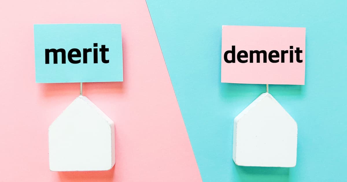 メリット・デメリットと書かれた家の模型