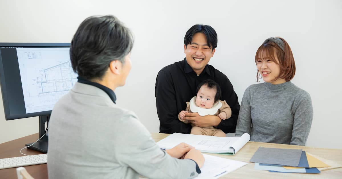 建築士と話すファミリー