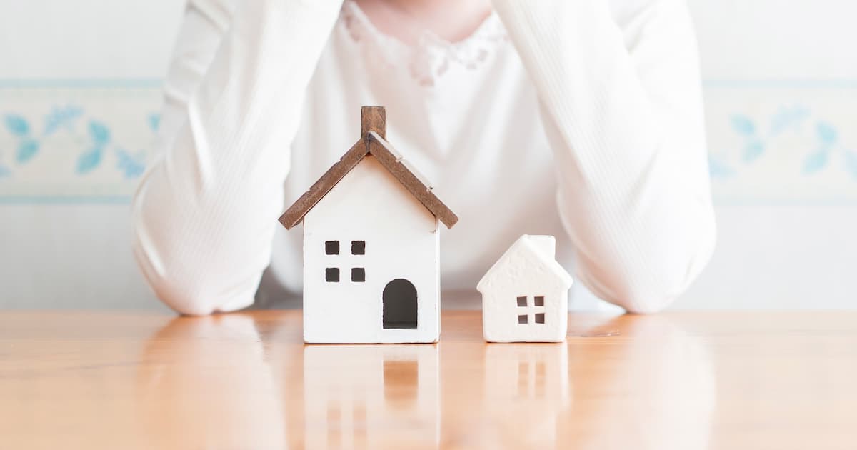 積み木の家を眺める女性