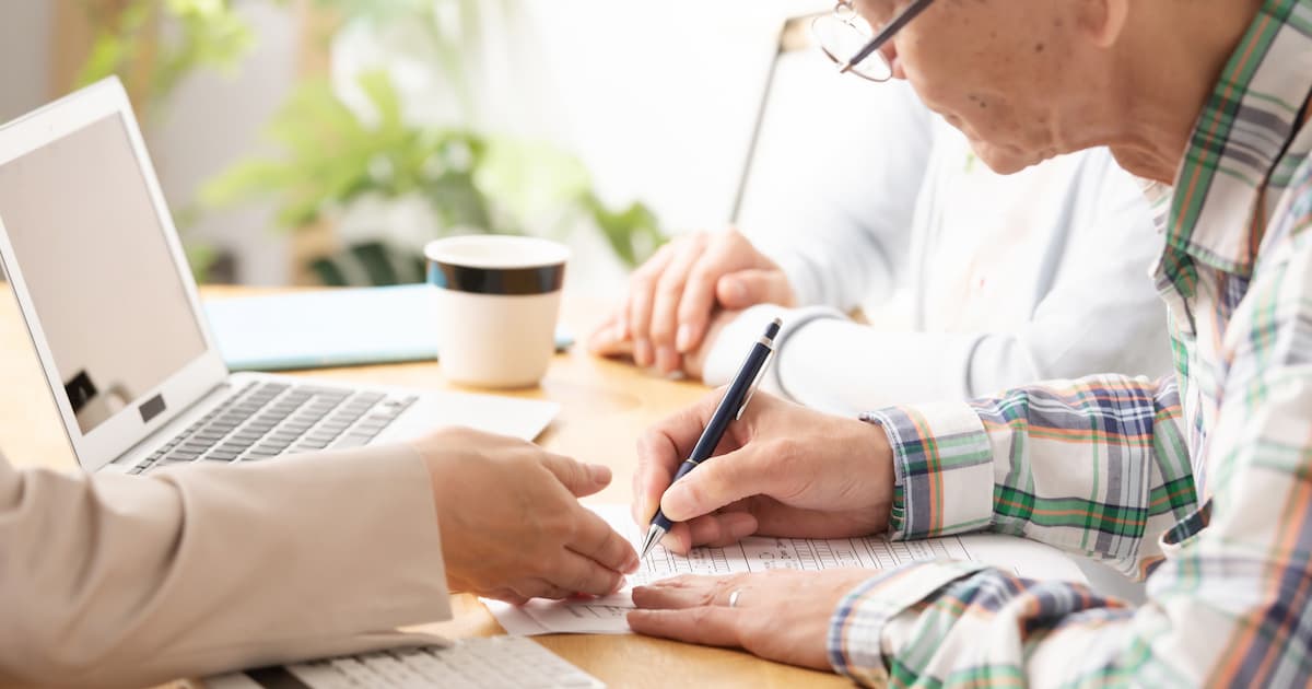 説明を受けるシニア夫婦