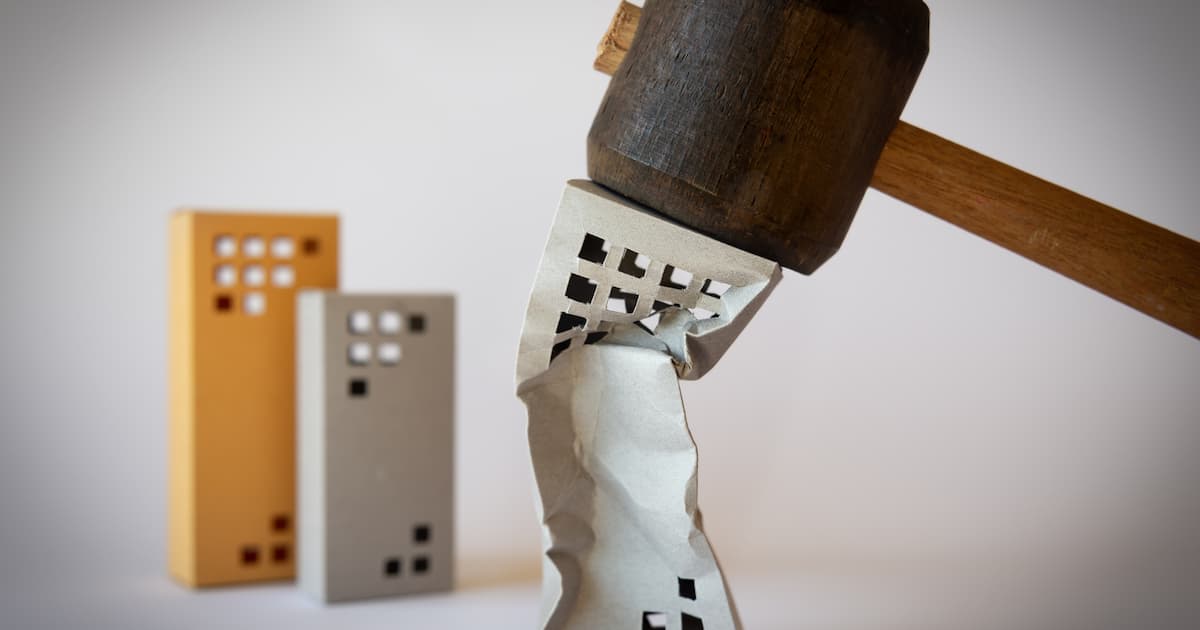 壊れたおもちゃのビルとハンマー