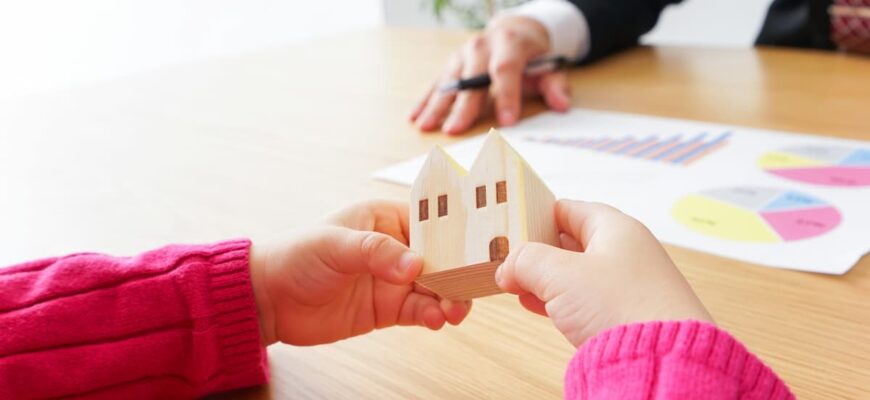 家の積み木を持って会話する人