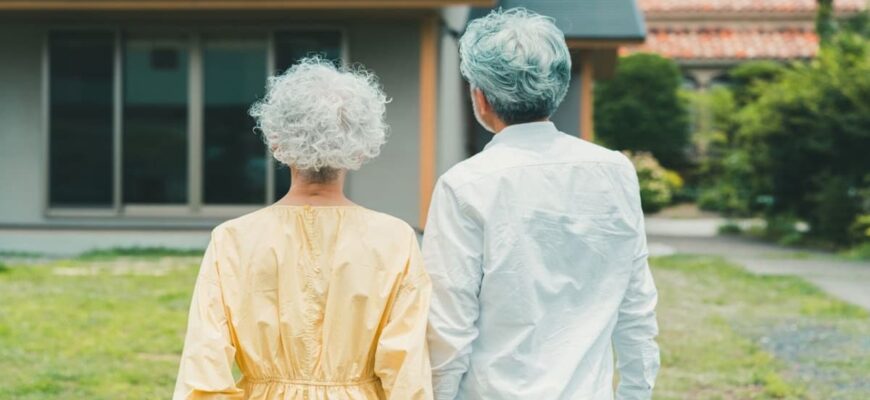 実家を見つめる老夫婦