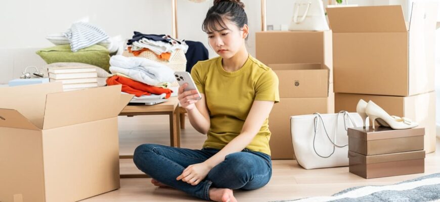 引っ越しで悩んでいる女性