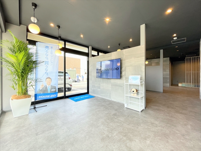 明るいエントランスでお客様をお迎えいたします。お気軽にご来店くださいませ！