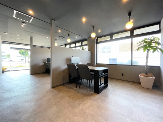 商談スペースです。落ち着いた店内でゆっくりとお話を聞かせてください。