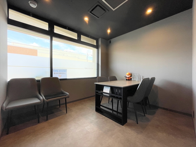 広々とした契約室です。お客様の暮らしをより良いものにできるようサポートさせていただきます。